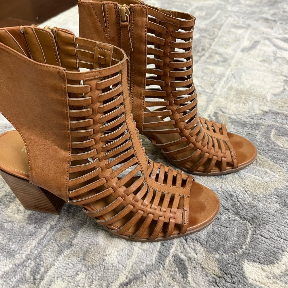 Nine West Gladiator Sandals, 9.5 GUC